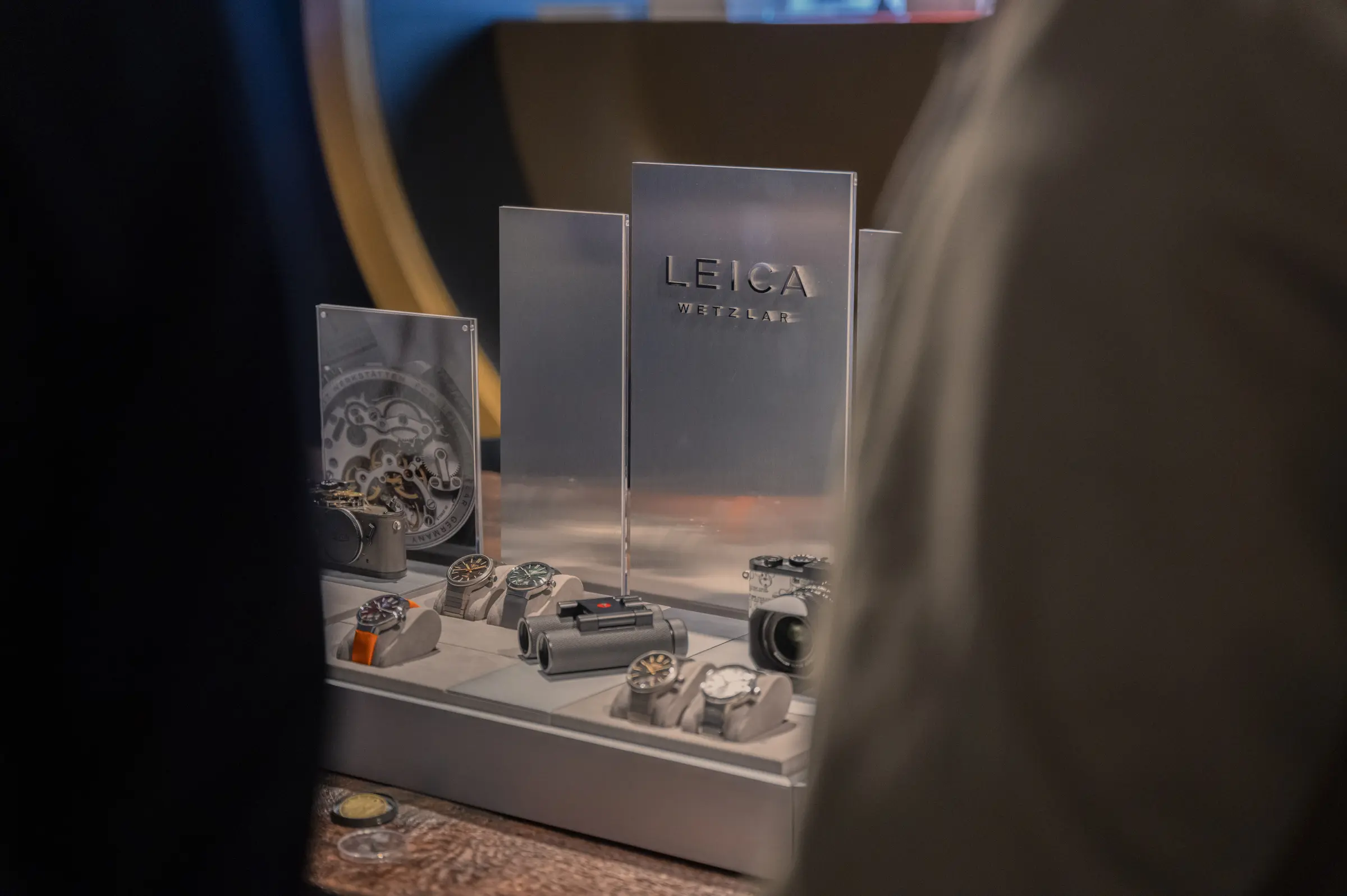 Leica Kameras und Uhren in einer Vitrine