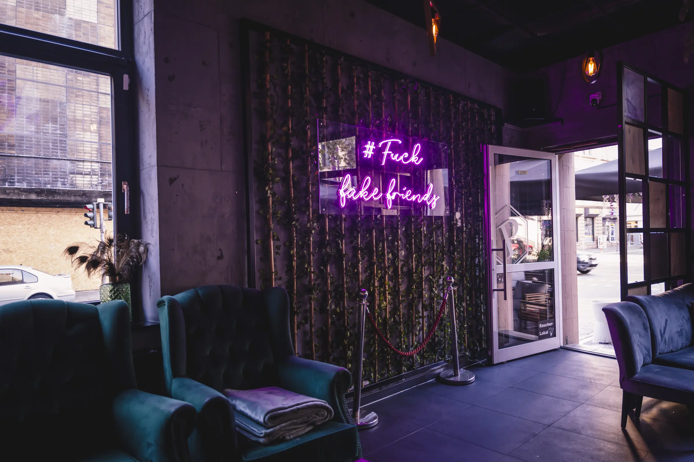 Neonbeleuchtete Lounge