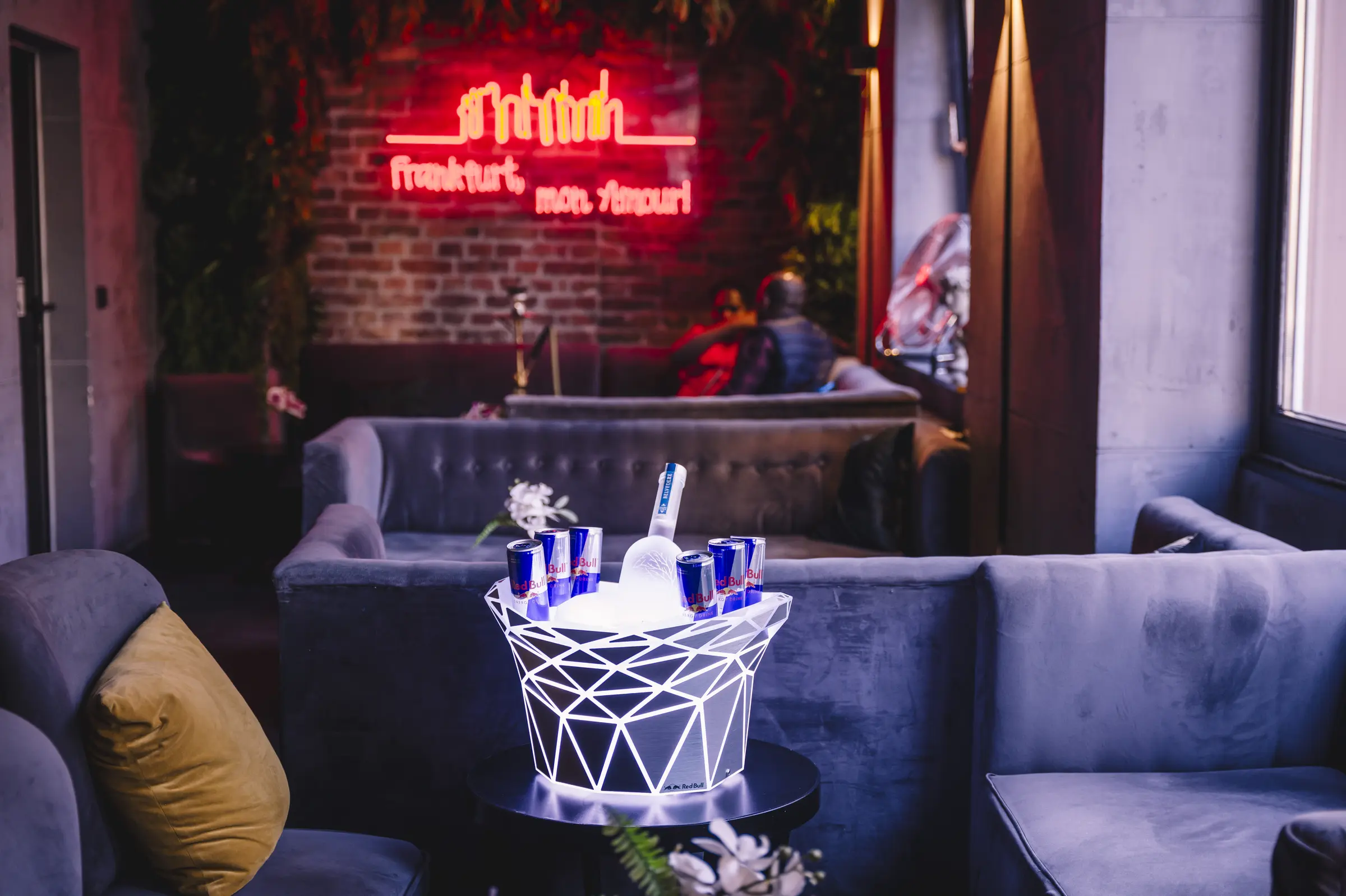Lounge-Sitzgruppe mit beleuchteter Produktinstallation