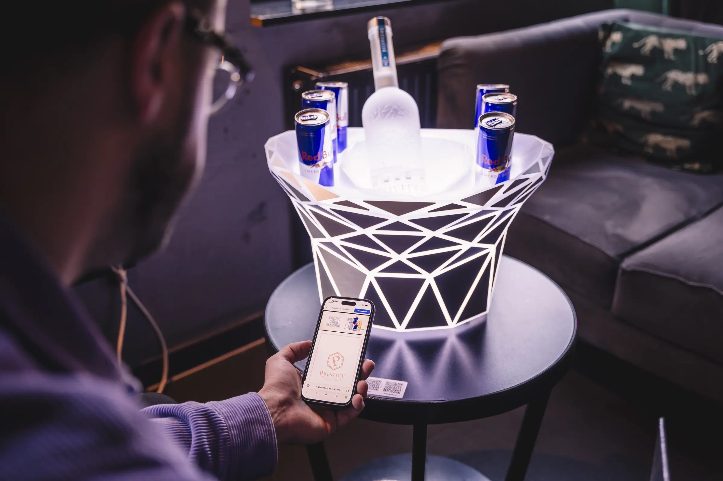 Digitale Markenaktivierung an einem Loungetisch