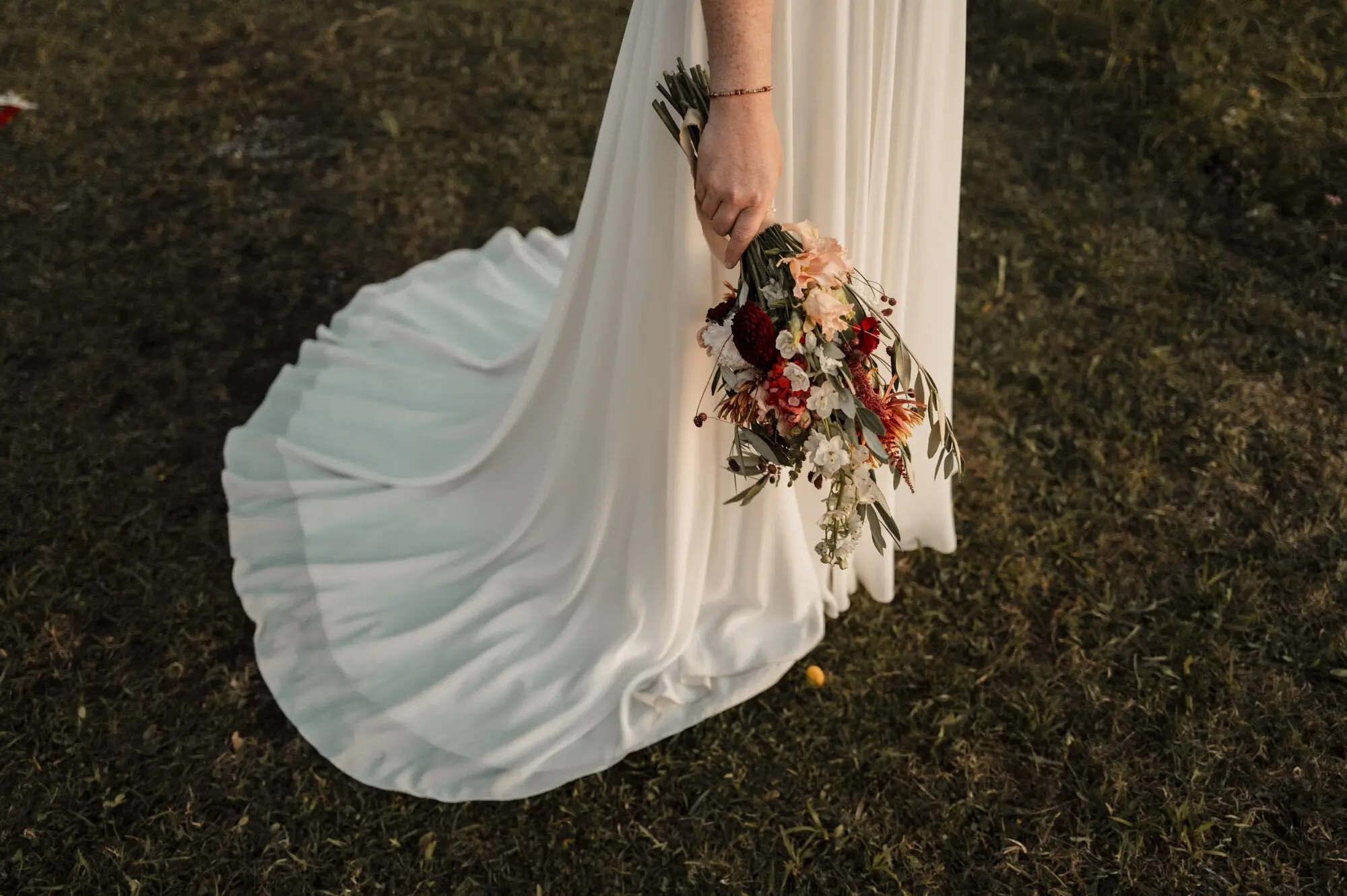 Brautkleid und handgebundener Brautstrauß